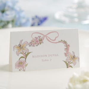 Tarjetas de lugar para boda con marco de lazo rosa ruborizado editables con diseño chinoiserie floral de lirios, 3.5 x 2 / Tarjeta para asientos de buffet / Descarga instantánea de Templett