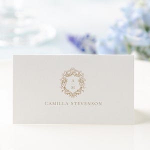 Bewerkbaar gouden embleem monogram embleem bloemen tent eerste plaats naamkaartjes bruiloft 3,5 x 2 | Buffetplaatskaart | Templett direct downloaden
