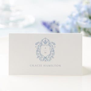 Cartes de visite modifiables pour mariage avec écusson bleu royal, chinoiseries florales 3,5 x 2 | Carte de places assises pour buffet | Téléchargement instantané