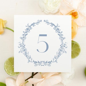Numéros de table entièrement personnalisables pour mariage floral avec écusson rond bleu cendré modifiable 5 x 5 | pour table pour décoration de table | Téléchargement instantané