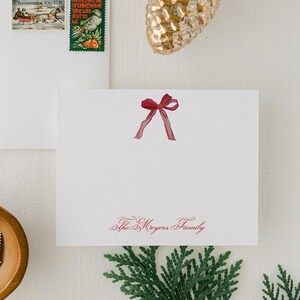 Bearbeitbares Urlaub Briefpapier Benutzerdefinierter Familienname Rote Schleife Danke Grußkarten 5,5 x 4,25 | Buffet Sitzplatz Karte | Templett Sofort Download