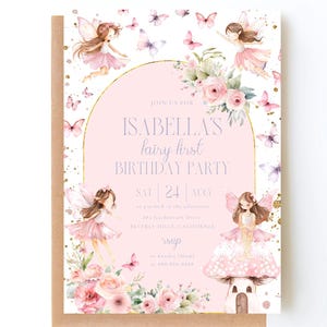 Pode incluir: Convite para uma festa de aniversário de fada rosa com glitter dourado, borboletas e flores. O convite diz "Junte-se a nós para a primeira festa de aniversário de fada da Isabella" e inclui a data e o local.