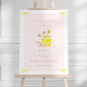 Modelo de placa de boas-vindas para chá de bebê de abelha editável "Um pouco de mel está a caminho" | Flores doces da primavera rosa e amarelo | Download instantâneo Templett