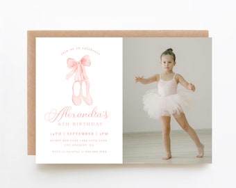 Pode incluir: Um convite de aniversário rosa e branco com uma ilustração em aquarela de sapatilhas de balé rosa e um laço. O convite diz "Junte-se a nós para celebrar o 6º aniversário de Alexandra" e inclui a data, a hora, o local e as informações de RSVP.