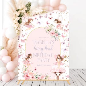Pode incluir: Um cartaz de festa de aniversário de tema de fada, rosa e branco, com detalhes de glitter dourado. O cartaz diz "Bem-vindo à primeira festa de aniversário de fada da Isabella em 22 de agosto de 2026".