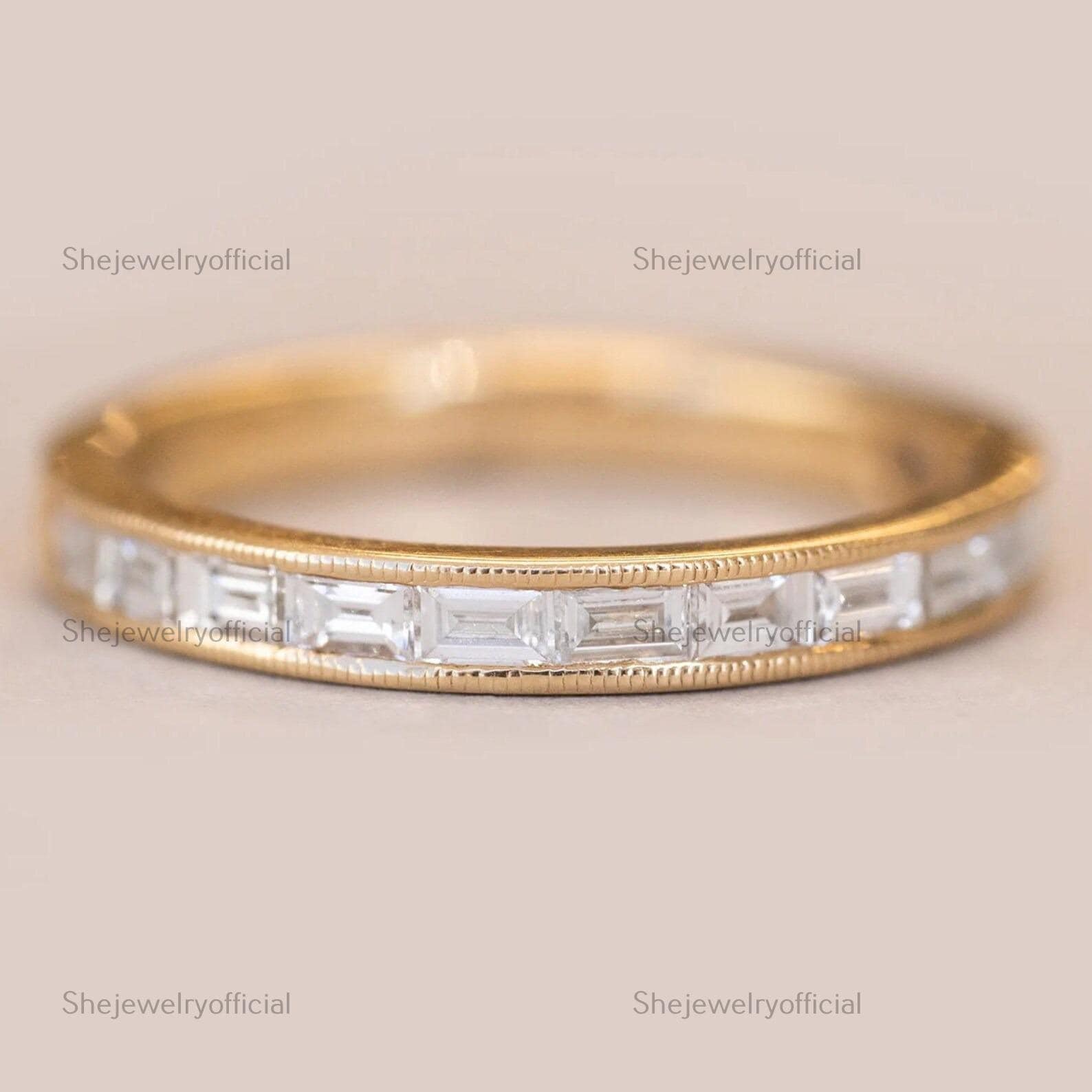 Alliance en or 14 carats et diamants baguette : alliance minimaliste