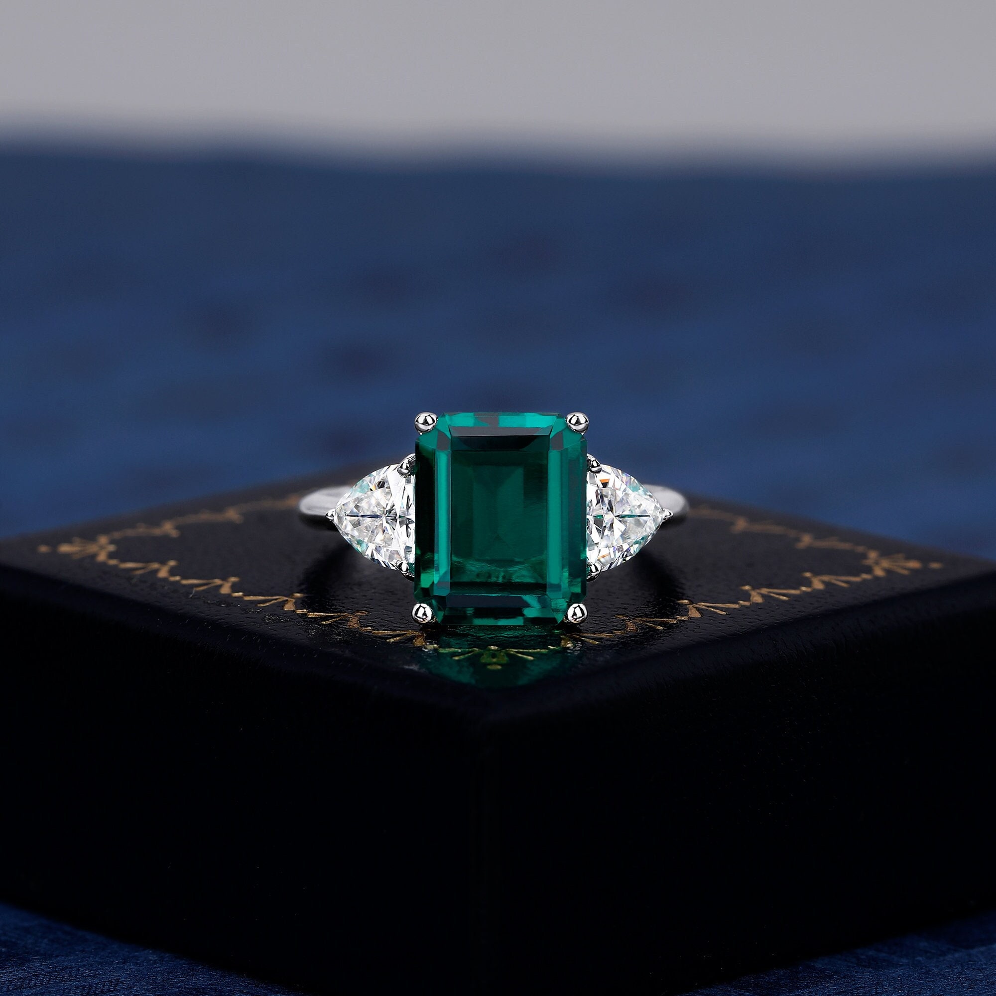 エメラルドリング 3ストーンデザイン エメラルドリング 3ストーンデザイン エメラルドカット