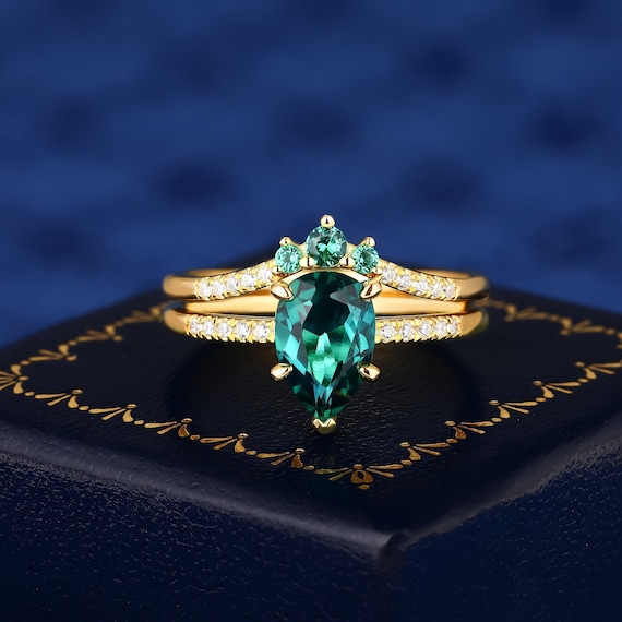 Pear Cut Lab Created Emerald Engagement Ring Set British Design K Solid Gold Handmade Ring Set For Women Wedding Band Promise Anniversary
