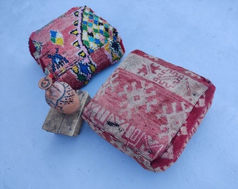 Vintage Marokkanischer Kelim Pouf: Rotes Boujaad Ottomane, Berber Bodenkissen