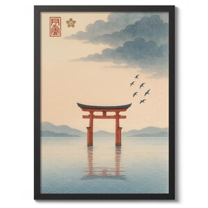 Puede incluir: Impresión artística enmarcada que representa una puerta torii japonesa en el agua, con montañas al fondo. El cielo presenta nubes y pájaros en vuelo. La impresión tiene una estética vintage y está en un marco negro.