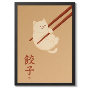 Puede incluir: Impresión artística enmarcada con una ilustración de un gato blanco suspendido entre palillos chinos. El gato sonríe con los ojos cerrados. La impresión tiene texto japonés y un fondo beige. El marco es negro.