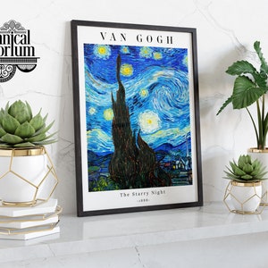 Puede incluir: Una impresión enmarcada de la pintura "La noche estrellada" de Vincent van Gogh, con un marco negro y un passe-partout blanco. La impresión se muestra en un estante blanco con dos plantas en macetas, una en una maceta blanca con un borde dorado y la otra en una maceta blanca con una jaula geométrica dorada.