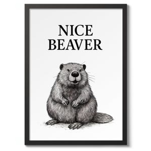 Op de afbeelding: Een zwart-wit print met een gedetailleerde illustratie van een bever. Boven de bever staat de tekst "NICE BEAVER" in een vetgedrukte lettertype. De illustratie staat op een witte achtergrond.