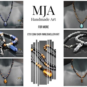 K&ouml;nnte beinhalten: Eine Collage aus sechs Bildern, die verschiedene Halsketten aus Natursteinen und Metallakzenten zeigen. Jede Halskette hat einen einzigartigen Anh&auml;nger, darunter einen blauen Stein, einen T&uuml;rkis, einen Tigerauge und einen Kristall. Die Halsketten werden auf Mannequins und vor einem schwarzen Hintergrund pr&auml;sentiert. Der Text "MJA Handmade Art" und "FOR MORE ETSY.COM/SHOP/MINEJEWELLERYART" wird in der Mitte der Collage angezeigt.