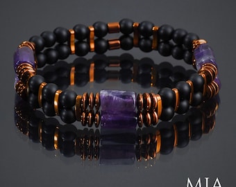 Pode incluir: Um bracelete de dupla corda com contas de ónix preto, espaçadores de cobre e uma gema de ametista roxa.