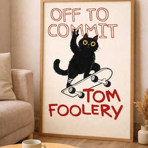 Może przedstawiać: Oprawiony wydruk artystyczny przedstawiający czarnego kota na deskorolce z czerwonym napisem "OFF TO COMMIT TOM FOOLERY". Kot ma żółte oczy i pokazuje znak pokoju.