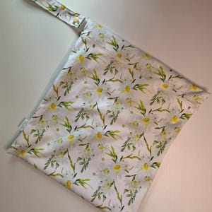 ウェットバッグ。デイジー。防水バッグ。おむつバッグ。ベビーギフト。新生児の必需品。スイミングバッグ。ビーチバッグ。女児用ウェットバッグ。
