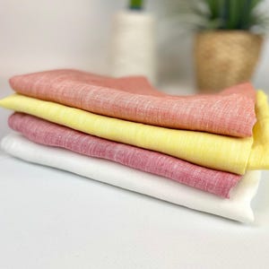 Può includere: Una tazza di ceramica bianca con manico nero e la scritta "But First, Coffee" in nero in grassetto. La tazza è appoggiata su una superficie bianca.