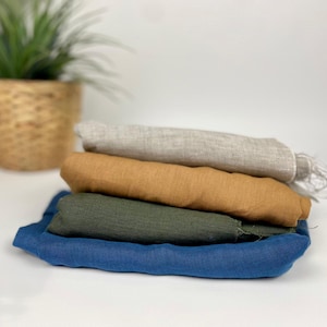 Può includere: Quattro tessuti di colori diversi impilati uno sopra l'altro. Il tessuto inferiore è blu scuro, il successivo è verde scuro, il successivo è marrone chiaro e il tessuto superiore è grigio chiaro.