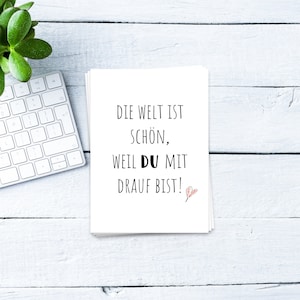 Karte mit Spruch Die Welt ist schön, weil Du mit drauf bist. Postkarte Liebe, weil Du besonders bist. Wertschätzung, Geburt, Freundschaft