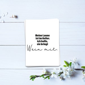 Postkarte Meine Laune ist im Keller. Ich hoffe, sie bringt Wein mit | Sprüchekarte, Weinkarte, Postkarte mit Spruch, lustige Sprüche