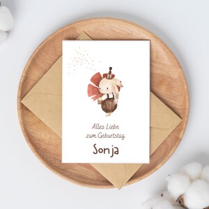 Feliz cumpleaños, tarjeta de cumpleaños personalizada, ilustración de conejito con regalo