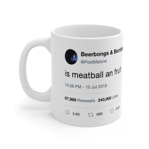 Post Malone 'é almôndega uma fruta' Caneca engraçada do Tweet de celebridade. Caneca de presente meme. Caneca rude de Natal. Copo de caneca de café/chá para presente ideal.