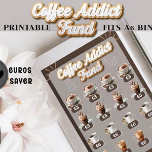Op de afbeelding: Een printbare PDF-spaartracker voor A6-mappen met de titel Coffee Addict Fund. Het blad heeft een bruin en beige kleurenschema met illustraties van diverse koffiedranken, elk gekoppeld aan een specifiek eurobedrag voor spaardoelen.