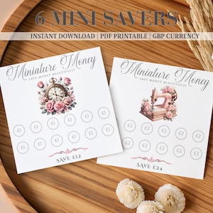 Puede incluir: Dos hojas de papel cuadradas blancas tituladas Miniature Money con ilustraciones florales. Una muestra un reloj de bolsillo, la otra una máquina de coser. Ambas tienen círculos marcados con £1 o £2 y el texto SAVE £12 o SAVE £24.