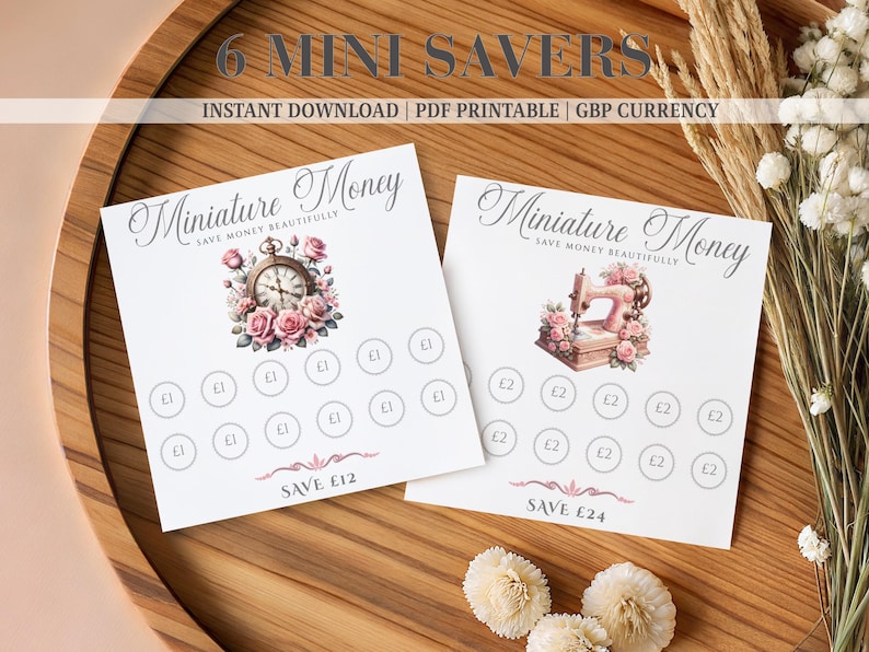 K&ouml;nnte beinhalten: Zwei quadratische wei&szlig;e Papierb&ouml;gen mit der Aufschrift Miniature Money und Blumenillustrationen. Einer zeigt eine Taschenuhr, der andere eine N&auml;hmaschine. Beide haben Kreise mit &pound;1 oder &pound;2 und den Text SAVE &pound;12 oder SAVE &pound;24.