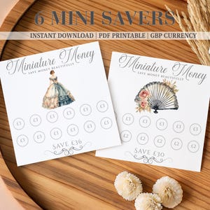 Puede incluir: Dos rastreadores de ahorro cuadrados imprimibles titulados Miniature Money Save Money Beautifully. Uno muestra a una mujer con vestido, el otro un abanico con rosas. Ambos tienen círculos con símbolos £ y totales de ahorro de £36 y £30.