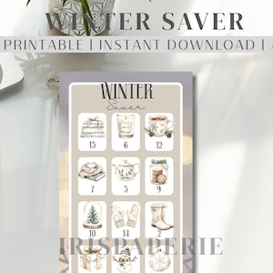Könnte beinhalten: Ein Winter Saver A6 PDF-Sparplan zum Ausdrucken mit einem Raster aus Aquarellillustrationen, darunter Bücher, eine Kerze, eine Tasse, eine Teekanne, ein Keksglas, ein Baum, Fäustlinge, Stiefel, ein Geschenk, ein Schneemann und eine Christbaumkugel mit Zahlen.