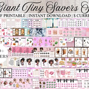 Può includere: Una collezione digitale di oltre 220 tracker di risparmio stampabili con vari temi, illustrazioni e obiettivi finanziari. Il set include diversi layout con caselle di controllo, icone ed etichette di testo per monitorare i progressi finanziari.