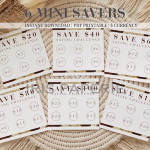 Puede incluir: Seis tarjetas cuadradas blancas de papel para retos de ahorro con texto y detalles en marrón. Cada tarjeta muestra un objetivo de ahorro en la parte superior, el texto SAVING CHALLENGE y seis círculos con montos para seguir el progreso.