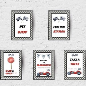 Puede incluir: Cinco letreros enmarcados con temática de carreras. Los letreros tienen un borde a cuadros y presentan textos como "Pit Stop", "Fueling Station" y "Take a Treat". Cada letrero incluye banderas de carreras y un coche de carreras rojo.
