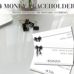 Puede incluir: Un conjunto de 14 marcadores de dinero imprimibles con un diseño en blanco y negro y un gráfico de lazo. Las tarjetas muestran el texto 14 MONEY PLACEHOLDERS, INSTANT DOWNLOAD, PDF PRINTABLE, $ CURRENCY, TEN DOLLARS, ONE THOUSAND DOLLARS, $1000 y $50.