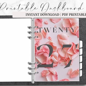 Könnte beinhalten: Ein dunkelgrauer A6-Ringbuchplaner mit einem druckbaren Dashboard, das ein florales Muster aus rosa Rosenblättern zeigt. Das Dashboard enthält den Text TWENTY 27 in einer dunkelgrauen Serifenschrift. Der Planer enthält weiße Seiten und Register.