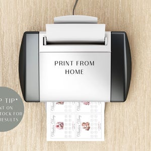 K&ouml;nnte beinhalten: Ein wei&szlig;-schwarzer Heimdrucker mit dem Text PRINT FROM HOME auf der Vorderseite. Ein Blatt Papier mit vier gedruckten Blumenmotiven und kreisf&ouml;rmigen Symbolen kommt unten heraus. Ein grauer Kreis enth&auml;lt den Text *TOP TIP* PRINT ON CARD STOCK FOR BEST RESULTS.