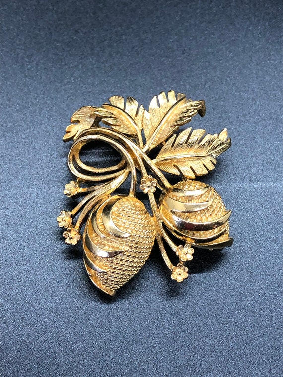 Vintage Lisner Jewelry Brooch gold tone 3D Berries