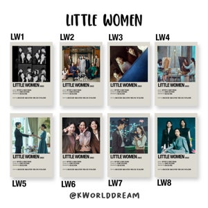 Może przedstawiać: Osiem minimalistycznych projektów plakatów filmowych do koreańskiego dramatu "Małe Kobiety" z tytułem i rokiem "Małe Kobiety 2022" na każdym plakacie. Plakaty są ułożone w siatce dwóch rzędów i czterech kolumn. Plakaty przedstawiają różne sceny z dramatu, w tym cztery główne aktorki, grupę osób w pokoju i krajobraz miejski.