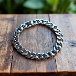 Pulseira de aço inoxidável prateada com elos cubanos, pulseira minimalista com corrente tipo curb para homens e mulheres, joia industrial resistente à água, presente ideal para ele.
