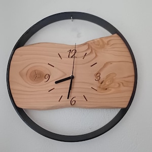 Trendige Funkwanduhren aus hochwertigem Holz mit Eisenrahmen