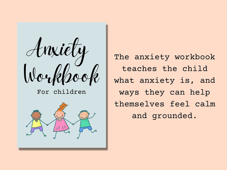 Peut inclure: Une couverture bleue avec le texte "Anxiety Workbook for children" en noir. Trois personnages en b&acirc;ton, une fille et deux gar&ccedil;ons, se tiennent la main et sourient.