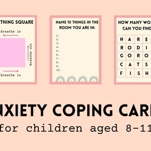 Könnte beinhalten: Drei rosa Karten mit Bewältigungsmechanismen für Kinder im Alter von 8 bis 11 Jahren. Die erste Karte zeigt ein Atemquadrat mit Anweisungen zum Ein- und Ausatmen. Die zweite Karte hat eine Liste mit 10 leeren Zeilen mit der Anweisung, 10 Dinge im Raum zu benennen. Die dritte Karte hat ein Wortsuchrätsel mit den Wörtern "HARE", "RODI", "GORO", "CATS" und "FISH", die in einem Buchstabenraster versteckt sind.