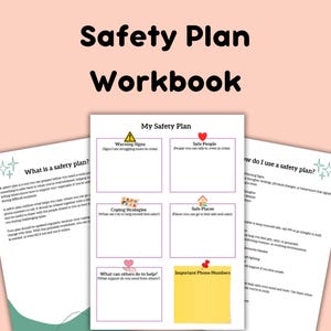 Könnte beinhalten: Ein Arbeitsbuch mit dem Titel "Safety Plan Workbook" mit dem Text "My Safety Plan" auf dem Cover. Das Arbeitsbuch enthält Abschnitte für Warnzeichen, sichere Personen, Bewältigungsstrategien, sichere Orte und wichtige Telefonnummern. Der Hintergrund ist hellrosa.