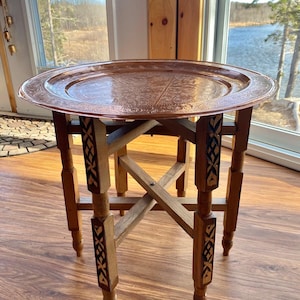 Handgjort marockanskt tebord: Hopfällbart vintagebord i trä och mässing