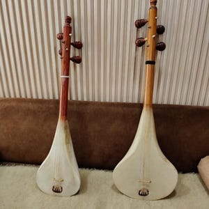 Loutar tradicional marroquí: laúd amazigh de 4 cuerdas pulsadas, instrumento musical artesanal