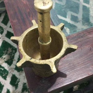 Mortier touareg en laiton du Maroc, décoration vintage touareg Mehraz, accent de cuisine africaine antique, moulin à épices Mehraz en laiton