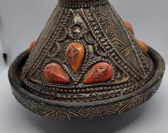 Tajine van Marokkaanse klei: berberaardewerk met goud- en botdetails