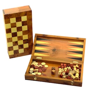 Pode incluir: Um conjunto de backgammon e xadrez de madeira. O tabuleiro de backgammon está aberto, revelando peças de jogo e dados. O tabuleiro de xadrez está na lateral, com um padrão quadriculado. O conjunto é feito de madeira com acabamento natural.